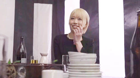 和因为法事而久别重逢的同学们烂醉乱交的金发丧服辣妹