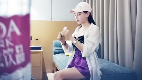 迷妹推荐--紫裙妹子，沙发舌吻扣逼穿上网袜乳推舔弄，后入抽插猛操呻吟