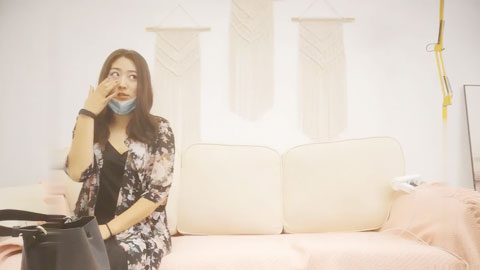 迷妹推荐--今晚约了个少妇TP啪啪，沙发上操近距离特写摸逼口交，上位骑坐快速抽插