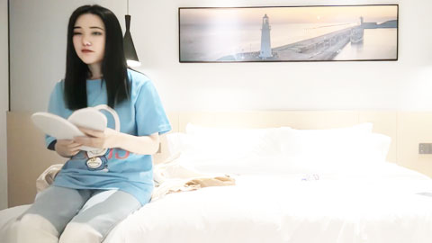 迷妹推荐--文静妹子坐在身上揉捏奶子，骑乘抬腿侧入呻吟娇喘享受