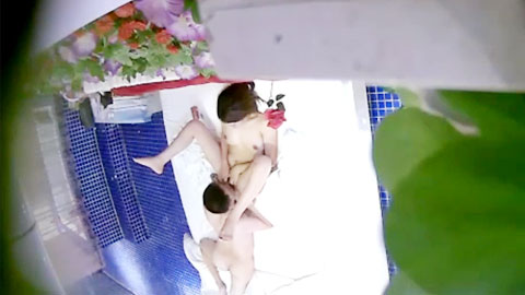 连锁酒店偷拍，很有高级感的御姐_有点名模_感觉，身材很棒_性冷淡_一边抽着烟_一边被操