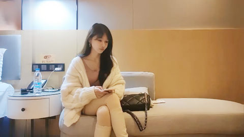 迷妹推荐--高颜值白靴性感妹子啪啪，舌吻口交摸逼上位骑坐大力抽插猛操