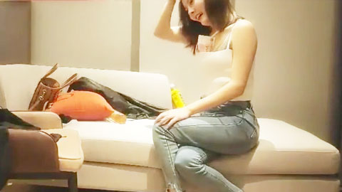 迷妹推荐--真实约外围女神级模特身材，进门就给小费把钱塞屁眼里