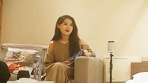 迷妹推荐--高端极品妹子，花臂纹身美乳，抓着大屌吸吮，美臀骑乘一上一下抽插_