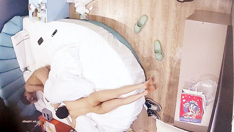 迷妹推荐--假期堪比明星_饥渴情侣黑白丝换着穿_变着花样操穴