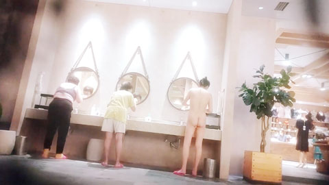 迷妹推荐--澡堂子内部员工偷拍_身材苗条白白嫩嫩的大奶妹洗澡