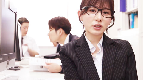 性格文静的OL不为人知的一面，下班后化身为令所有路人回头的夜之蝶，在街头巷尾肆意猎食男性__001