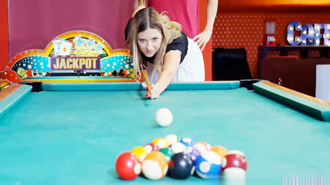 带新交往的女朋友打台球，她太性感了，忍不住在台球桌上插入她的肉体