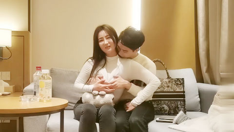 迷妹推荐--丰乳肥臀外围妹，换上情趣内衣，沙发调完情到床上大战，极品炮架不容错过、