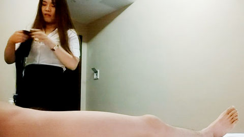 迷妹推荐--会所找骚女技师，乳推舔菊全套，黑丝肥臀翘起摸穴，扛起腿一顿爆操