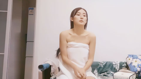 迷妹推荐--白衣长腿妹子沙发上啪啪，口交镜头前掰穴骑乘后入猛操