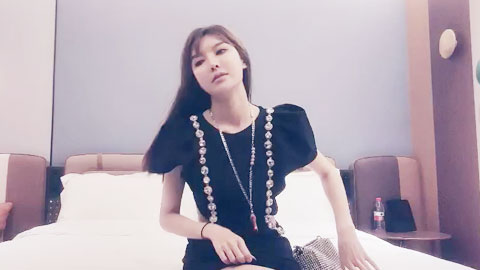 迷妹推荐--苗条身材大长腿一天三炮，深喉口交骑乘后入猛操，干的受不了按头口交