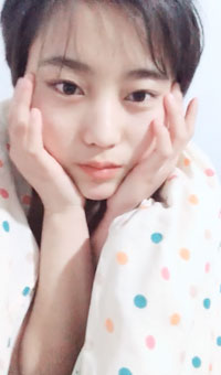 短发秀气，粉嫩胴体，口含鸡巴懵懂乖巧，小骚逼淫水不断