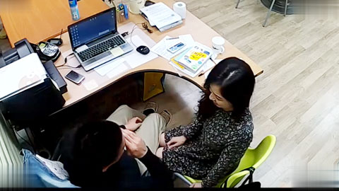 迷妹推荐--公司摄像头破解偸拍下班后经理与碎花连衣裙文员用电脑看黄片一起研究性爱动作在办公桌前打一炮！