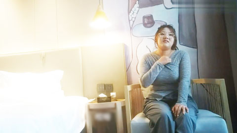 迷妹推荐--网约18岁开包不久的文艺范眼镜学生妹雄风在线干得瘫软干出血