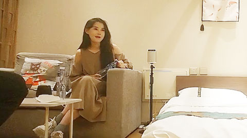 迷妹推荐--花臂纹身美乳，美臀骑乘一上一下抽插_