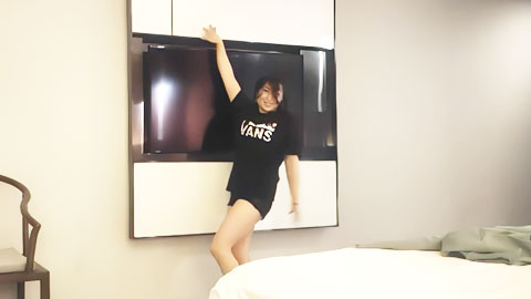 迷妹推荐--深夜肥臀大奶熟女，调情跳舞，吃完外卖床上狠狠干