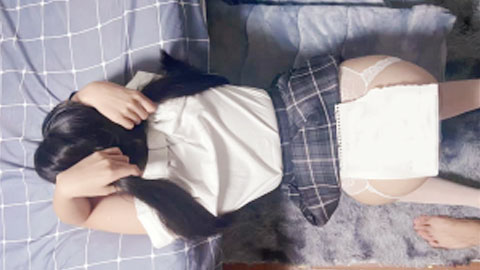 迷妹推荐--暑假工午休渴望被操穿着白袜很可爱