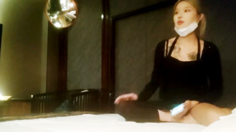 迷妹推荐--会所女技师，花臂纹身美乳，半套服务，舔背乳推按摩，翘起屁股打飞机