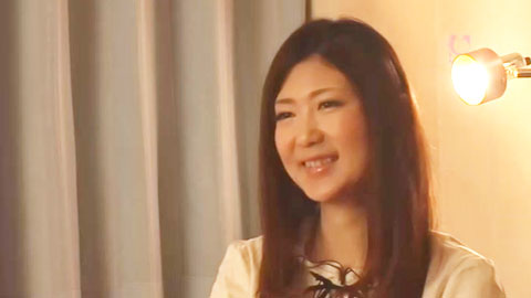 不会吧…腰不由自主的动了起来！连续高潮而爽翻天的漂亮人妻