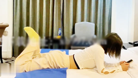 迷妹推荐--约操缺钱偶尔出来做兼职的美少女,身材白嫩小穴特别紧,各个姿势来一遍搞得她受不了