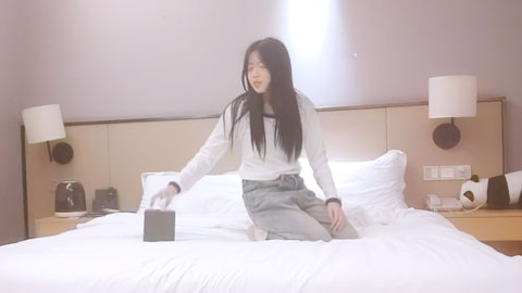 迷妹推荐--再约20岁嫩妹子，倒立69画面震撼，小骚逼被疯狂满足冲击，又爽又赚钱今夜难忘记