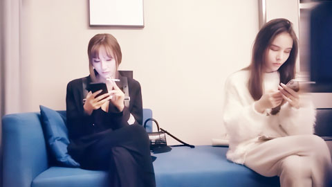 迷妹推荐--高价双飞外围，胸大貌美，抠穴啪啪配合默契，前后夹击刺激劲爆