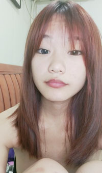 阴唇超肥特写，胖子扶屌插入，表情很痛苦，旁边闺蜜观战