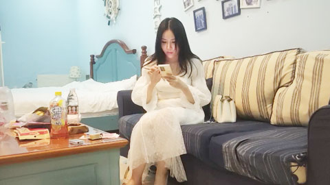 迷妹推荐--2600约操高端外围，超近视角深喉，小伙太猛了，人肉打桩机搞得受不了