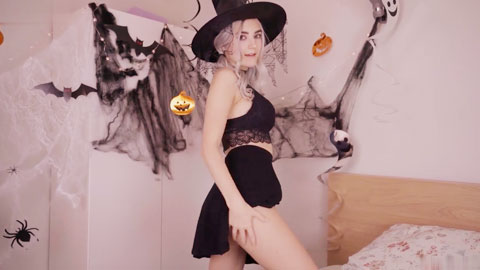 颜射可爱淫荡的女巫并吞精