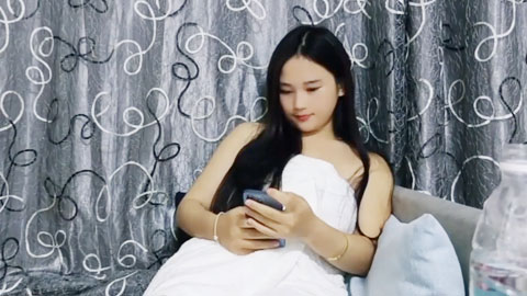 迷妹推荐--中年大叔酒店约炮刚下海的美女白领，明星级的颜值气质，酒足饭饱各种姿势爆操她的大肥鲍鱼