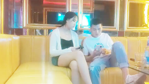 迷妹推荐--文静美腿小姐姐，唱唱歌摸奶子，脱掉裤子沙发上操