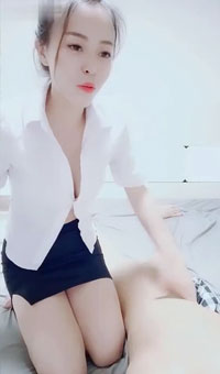 爆乳骚女技师，衬衣包臀裙，坐上来屁股磨蹭，紧致嫩穴。骑乘位猛坐