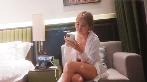 迷妹推荐--19岁在校大学生妹❤️抽烟做爱样样精通，口交一绝，为了钱经常外出唠嗑聊聊学校的趣事