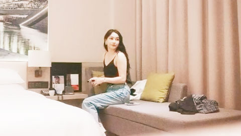 迷妹推荐--美臀极骚御姐，开档丝袜扭动屁股想要被操，摸蛋深喉