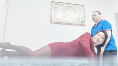 迷妹推荐--看少妇拿捏按摩师傅！“你这就硬啦”跟我在一起好不好我啥都答应你