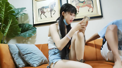 迷妹推荐--花臂纹身甜美齐逼短裤小姐姐，超近距离视角拍摄，扣穴张开双腿抽插猛操