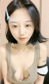 像个小男孩一样