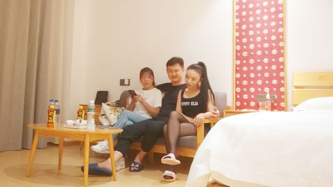 迷妹推荐--约一对中年夫妻4P交换，对面看着挺良家，一起穿上黑丝操，配合姿势激情猛冲