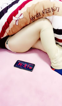 给骚逼嫂子下药。药效来了想抠逼各种磨蹭，趁机拿下，半推半就之下肆意玩弄