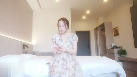 迷妹推荐--19岁暑假出来兼职的学妹粉嫩的鲍鱼逼太紧了中间摘掉避孕套她毫不知情