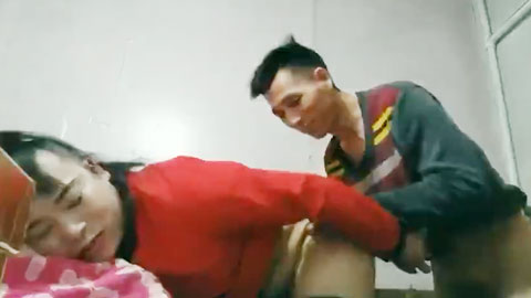 迷妹推荐--发现一部超搞笑的视频，一个男的嫖娼女人，干她屁眼子，过程要看她屄，她不给看，男的发现女的下面有鸡巴，原来是男的，笑死我了