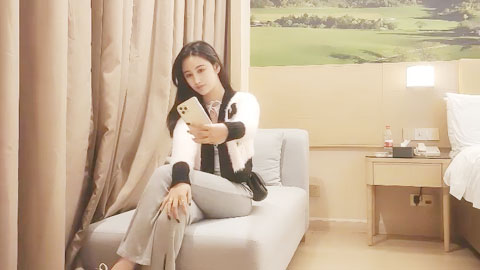 迷妹推荐--衣服没脱就让人硬的小姐姐_各种姿势侧入打桩到姐姐淫叫