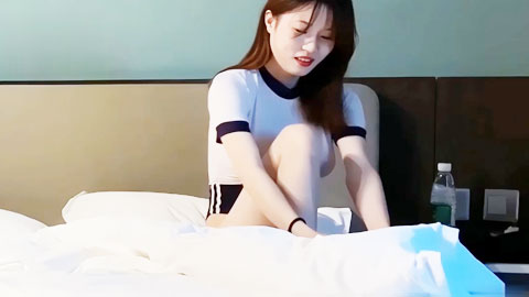 迷妹推荐--清纯妹妹一边被舔着骚逼一边看着AV_后入被操舒服了主动开始榨精