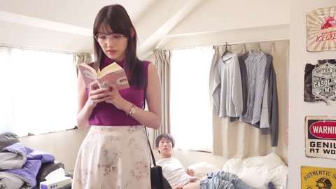 有一天，正在自慰的隔壁长相平凡的文艺太太误闯进了我的房间_001