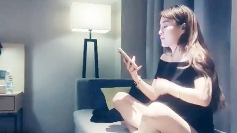 迷妹推荐--女神级黑衣妹子，修身包臀裙白嫩大长腿性感尤物，大力抽插操她狠狠撞击