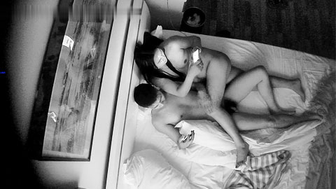 迷妹推荐--半夜来开房的偷情男女干完两次休息一下匆匆离去