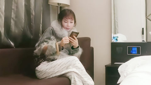 迷妹推荐--深夜网约外围妹子，脱掉衣服互摸调情，屁股磨蹭舔屌，屁股套弄后入撞猛操