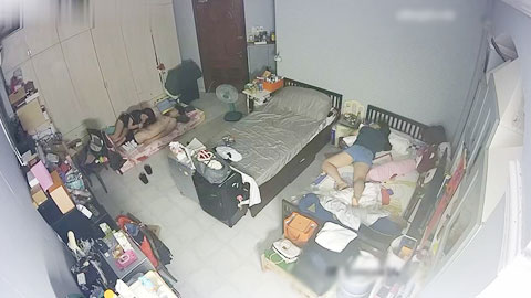 迷妹推荐--姐姐带男友回家过夜早上当着妹妹的面帮男友口爆_妹妹尴尬无奈转身睡