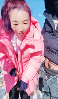 皑皑白雪，蓝天白云，阳光明媚，少妇与炮友在玉米地里激情啪啪，艹出白浆，口爆吐精液！